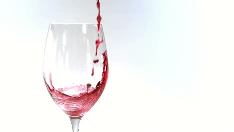 Rotwein-Gießt-In-Weinglas