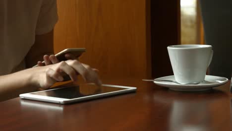 Geschäftsfrau-Nutzt-Smartphone-Und-Tablet