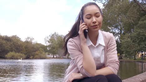 Businesswoman-talking-in-the-phone-outside