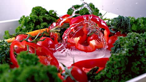 Rote-Paprika-Fällt-Ins-Wasser