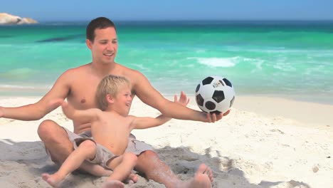 Mann-Und-Sein-Sohn-Spielen-Mit-Einem-Fußball