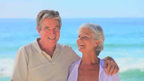 Glückliches-älteres-Paar-Am-Strand