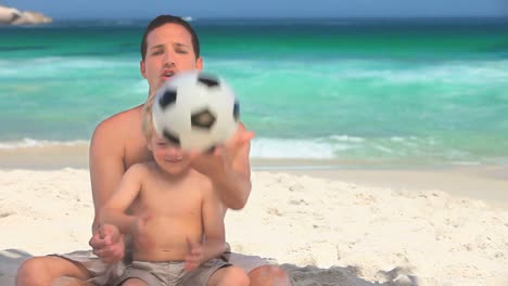 Vater-Und-Sohn-Spielen-Ball-Am-Strand