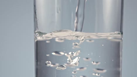 Etwas-Wasser-Fällt-In-Ein-Glas