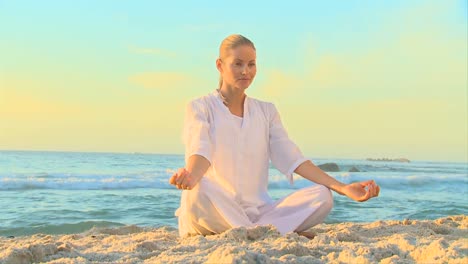 Frau-In-Weiß-Macht-Yoga-Am-Strand