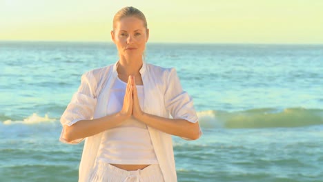 Blonde-Frau-Macht-Yoga-Übungen