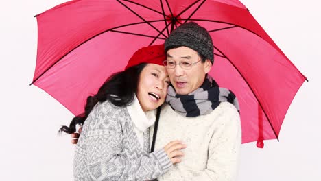 Reifes-Asiatisches-Paar-Unter-Einem-Regenschirm