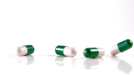 Muchos-Medicamentos-Blancos-Y-Verdes-Cayendo