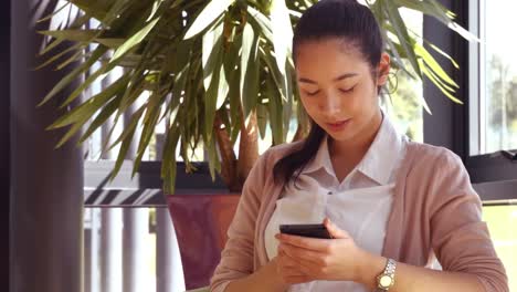 Asiatische-Geschäftsfrau,-Die-Ihr-Telefon-Benutzt