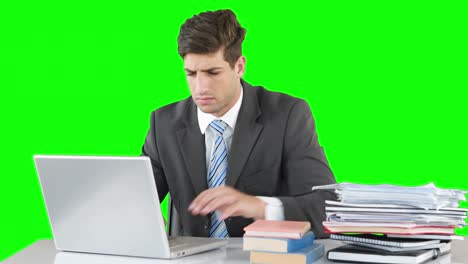 Besorgter-Geschäftsmann-Benutzt-Laptop-Am-Schreibtisch