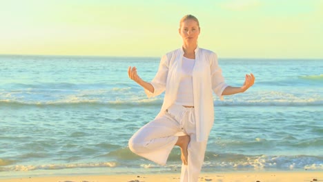 Frau-Macht-Yoga-Am-Strand