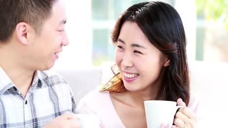 Glückliches-Paar,-Das-Zusammen-Kaffee-Trinkt
