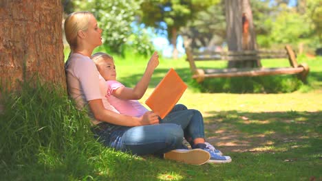 Young-woman-and-her-daughter-reading-