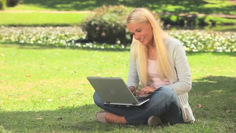 Young-woman-chatting-on-her-laptop