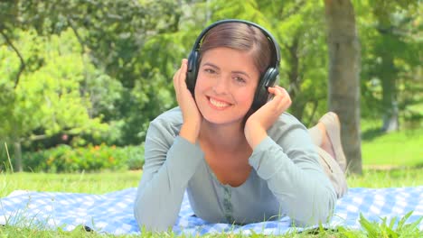 Mujer-Joven-Escuchando-Música-Afuera