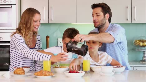 Glückliche-Familie,-Die-Zusammen-Frühstückt
