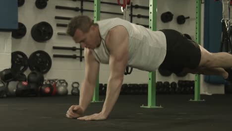 Muskulöser-Mann,-Der-In-Plankenposition-Trainiert