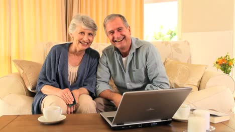 Rentnerehepaar-Freut-Sich-über-Die-Erfolgreiche-Nutzung-Seines-Laptops
