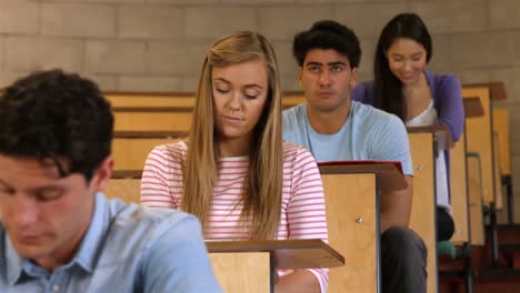 Estudiantes-Concentrados-Durante-La-Lección