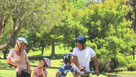 Young-couple-cycing-with-their-children