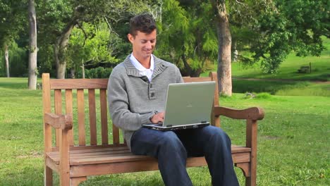 Junger-Mann-Chattet-Auf-Seinem-Laptop