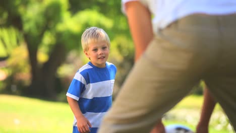 Kleiner-Junge-Und-Sein-Vater-Spielen-Mit-Einem-Ball