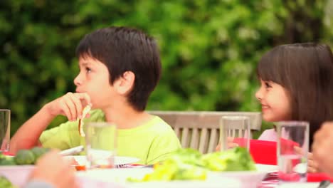 Kinder-Genießen-Das-Mittagessen-Im-Garten