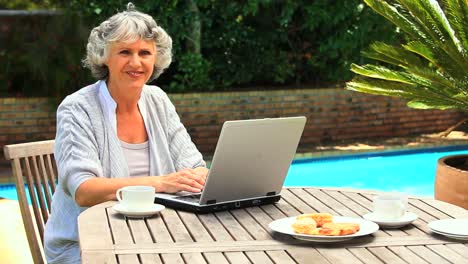 Reife-Frau,-Die-Draußen-Einen-Laptop-Benutzt