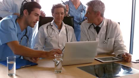 Ärzte-Schauen-Auf-Laptop-Und-Diskutieren