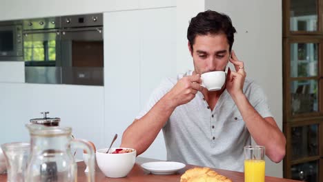 Schöner-Mann-Telefoniert-Während-Des-Frühstücks