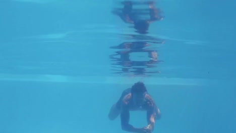 Schöner-Mann,-Der-Unter-Wasser-Im-Pool-Schwimmt