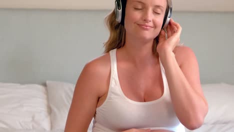 Schwangere-Frau-Mit-Kopfhörern