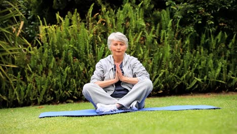 Reife-Frau-Macht-Yoga-Im-Garten
