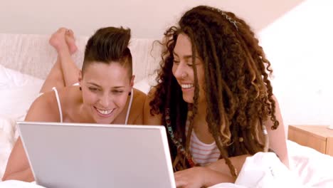 Glückliches-Lesbisches-Paar,-Das-Laptop-Auf-Dem-Bett-Benutzt
