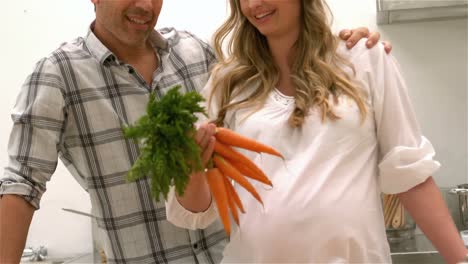 Pareja-Sosteniendo-Zanahorias