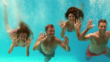 Glückliche-Paare,-Die-Unter-Wasser-Schwimmen