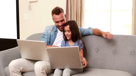 Glücklicher-Vater-Und-Tochter,-Die-Laptops-Benutzen