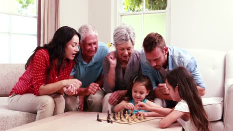 Lächelnde-Familie,-Die-Schach-Spielt