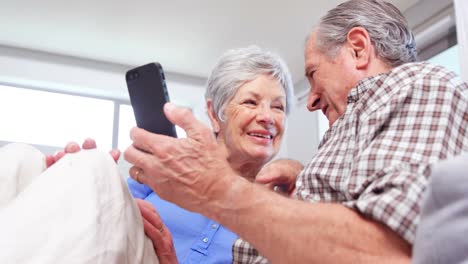 Nettes-älteres-Paar,-Das-Smartphone-Benutzt