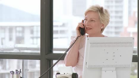 Professionally-experienced-businesswoman-on-her-phone