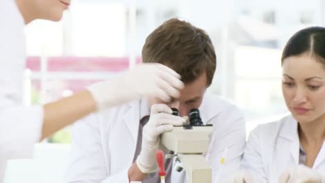Chemiker-Schaut-Durch-Ein-Mikroskop