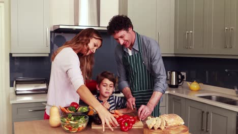 Glückliche-Familie,-Die-Gemeinsam-Gemüse-Zubereitet