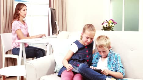 Kids-playing-games-of-the-couch