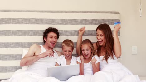 Glückliche-Familie,-Die-Online-Mit-Laptop-Einkauft