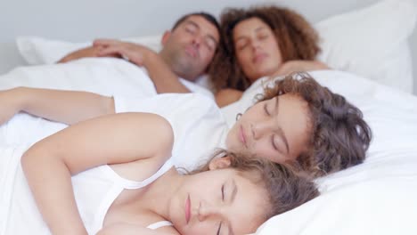 Eltern-Und-Kinder-Schlafen-Zusammen