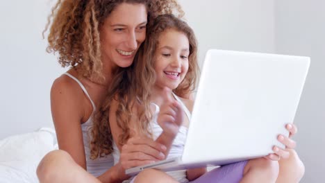 Glückliche-Mutter-Und-Tochter,-Die-Laptop-Benutzen