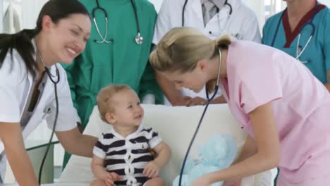 Krankenhauspersonal-Mit-Einem-Baby