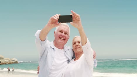 Pareja-De-Ancianos-Jubilados-Tomando-Selfie-Juntos