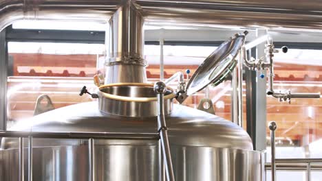Nahaufnahme-Eines-Stahlbehälters-Zur-Herstellung-Von-Bier