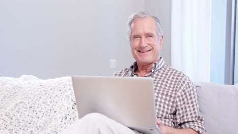 Anciano-Usando-Laptop